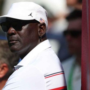 开云官网-天价！乔丹首张体育画报封面拍出22.9万美元，创杂志收藏纪录|迈克尔|迈克尔·乔丹|nba|评级|大学_新浪新闻